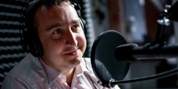 «Попри те, що працюємо в умовах військового часу, ми пам’ятаємо, що є журналістика та журналістські стандарти», – головред «Вечірнього Києва» Євген Лопушинський