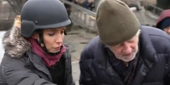 Журналістка CNN зупиняє прямий репортаж, щоб допомогти людям похилого віку, які тікають з України