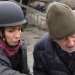 Журналістка CNN зупиняє прямий репортаж, щоб допомогти людям похилого віку, які тікають з України 26 Журналістка CNN зупиняє прямий репортаж, щоб допомогти людям похилого віку, які тікають з України