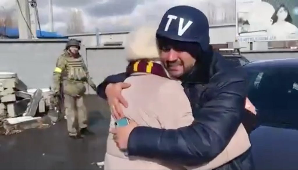 Ми всі плакали від радості на українському блокпосту. Іноземним  журналістам вдалося врятувати з-під обстрілів себе та групу жителів Ірпеня