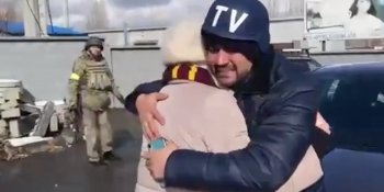 Ми всі плакали від радості на українському блокпосту. Іноземним  журналістам вдалося врятувати з-під обстрілів себе та групу жителів Ірпеня