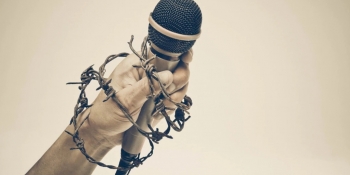 «Це примус до лояльності». Російські окупанти затримують журналістів та активістів у Мелітополі