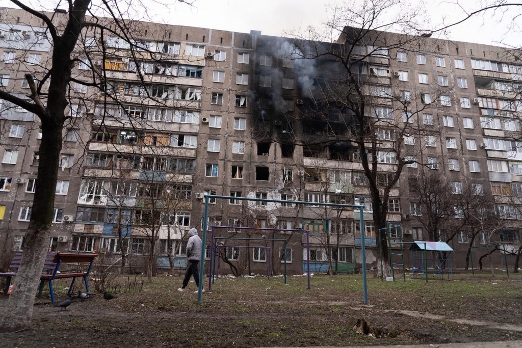 «Яким богам молитися, кому впасти на коліна, щоб нас випустили з цього котла?», - маріупольці перебувають у блокаді 5