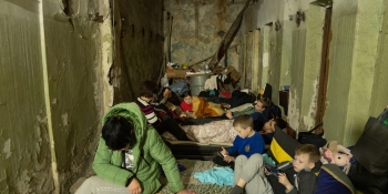 «Яким богам молитися, кому впасти на коліна, щоб нас випустили з цього котла?», – маріупольці перебувають у блокаді