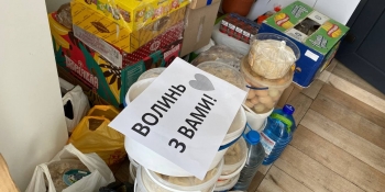 Плетуть сітки та збирають гуманітарні вантажі: команда Суспільного Волині створила волонтерський центр