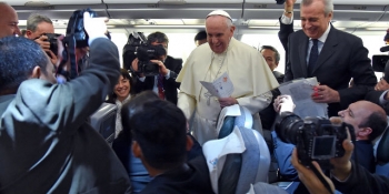 Папа Франциск подякував мужнім журналістам, які висвітлюють війну в Україні