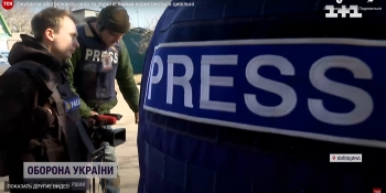 Журналісти трьох національних медіа потрапили під артилерійський обстріл на Київщині