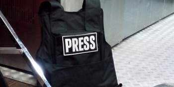 Ще 25 бронежилетів та шоломів передали для захисту українських фронтових репортерів