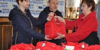 Запорізькі журналісти отримали медичні сумки-аптечки і павербанки від грецьких колег