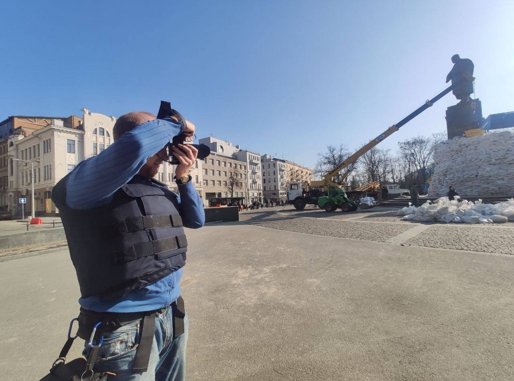 «Зупинились перепочити, аж раптом прямо поруч із нами почались вибухи», – журналіст Володимир Павлов про специфіку роботи в Харкові