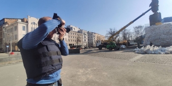 «Зупинились перепочити, аж раптом прямо поруч із нами почались вибухи», – журналіст Володимир Павлов про специфіку роботи в Харкові