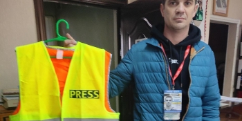 Для одеських журналістів передали 100 сигнальних жилетів «Преса»