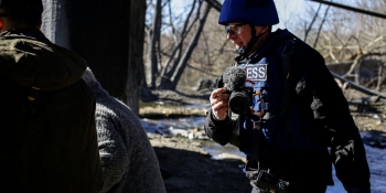 Робота на передовій та в окупації: що потрібно знати українським журналістам