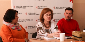 «Досвід журналістів, які вирвалися з окупації, для нас безцінний», – майбутні медійники, які навчаються в ЧНУ, зустрілися з журналістами-переселенцями в чернівецькому Центрі журналістської солідарності