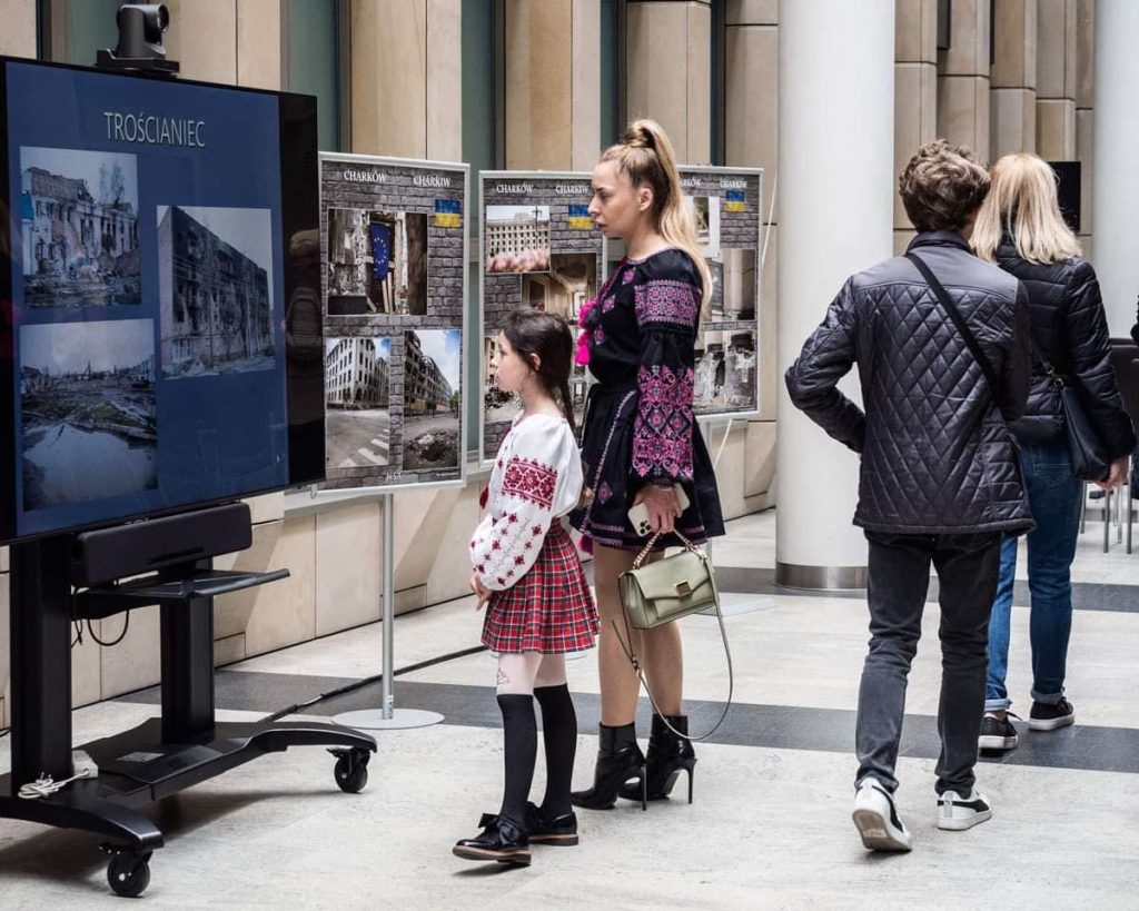 Фотографії українських воєнних кореспондентів представлені на виставці у Варшаві