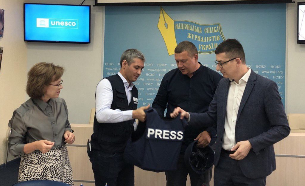 ЮНЕСКО передає українським журналістам ще 100 захисних комплектів