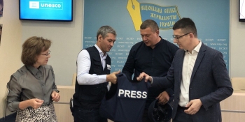 ЮНЕСКО передає українським журналістам ще 100 захисних комплектів