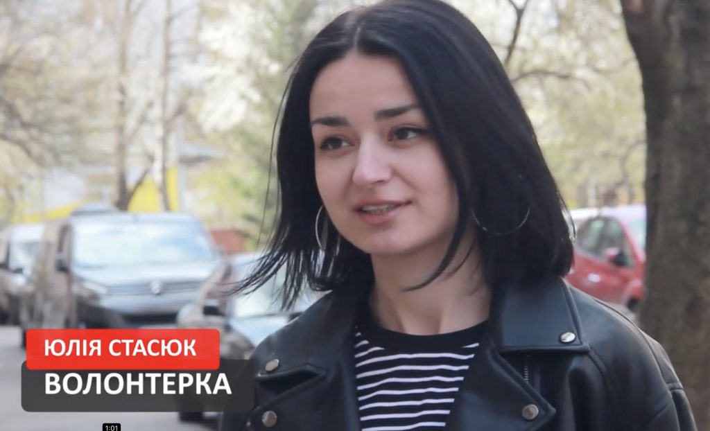 «Це дуже важко, але ця втома приємна», - волонтерки з Івано-Франківська щодня розвозять продукти стареньким 1