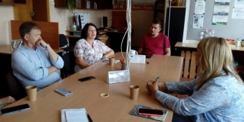 Прибирати оселю, плести маскувальні сітки, доглядати тих, хто опинився у важких обставинах, – психологиня дала поради журналістам-переселенцям