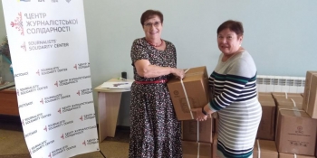 Журналісти-переселенці отримали продуктові набори