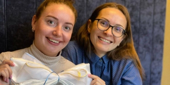 Син членкині НСЖУ шиє екоторбинки, а на зібрані кошти купує воїнам теплі шкарпетки