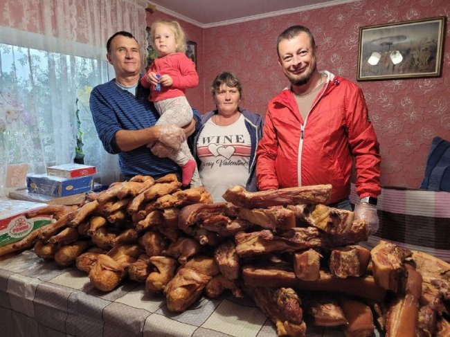 «Скільки війна буде тривати – стільки й допомагатиму», - волинянин коптить мʼясо для військових 1