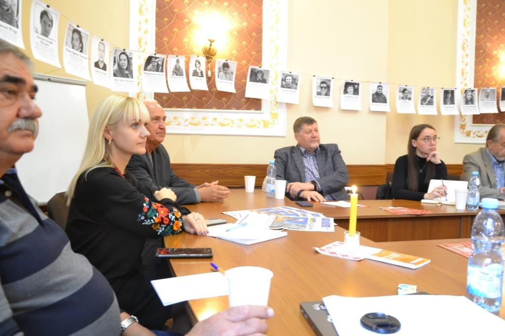 «Бути журналістом сьогодні – це як бути військовим: небезпека підстерігає з усіх боків».  У Львові говори про виклики у професії з початком війни.