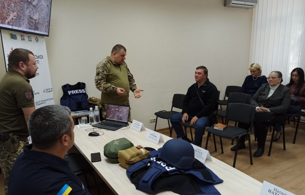Як працювати журналістам на війні? Поради від військових та рятувальників