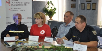 Рятувальники тримають тил. Журналісти інформують