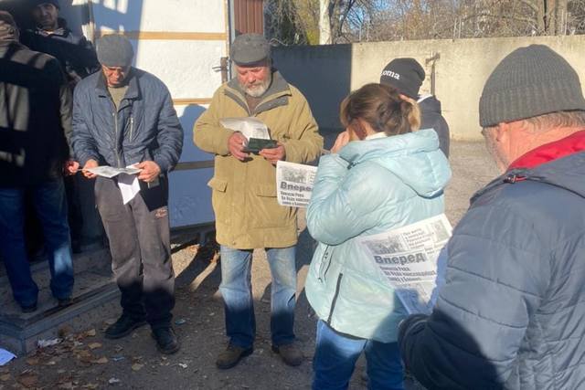 «Як вийшла газета, все зміниться на краще!»: для жителів Бахмута перший за вісім місяців номер газети став «променем надії у пеклі» 1