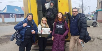 «Як вийшла газета, все зміниться на краще!»: для жителів Бахмута перший за вісім місяців номер газети став «променем надії у пеклі»