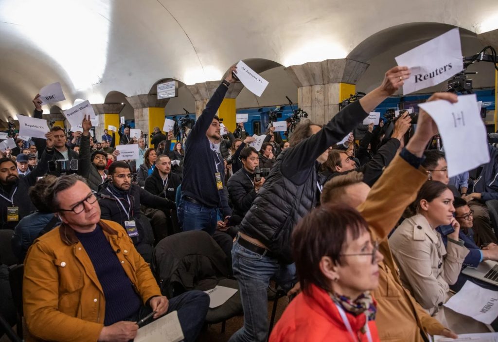 Ukraine’s Parliament passes a bill to regulate the media, drawing criticism from press freedom groups