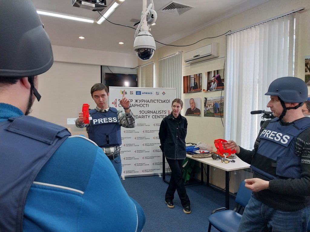 «Рятуємо життя»: у Києві відбувся тренінг для медійників з тактичної медицини