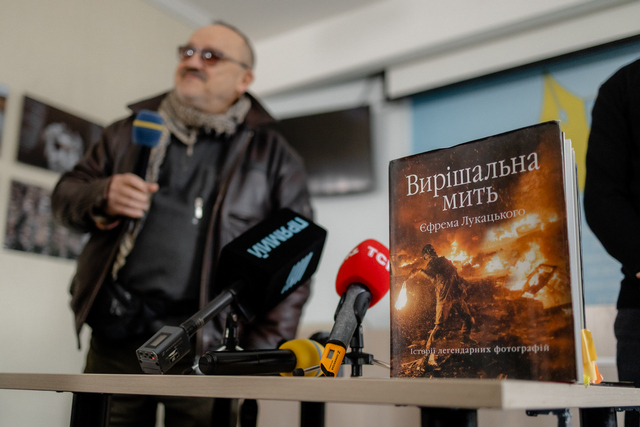 «За світлинами фотожурналістів можна писати книжку», – відвідувачі діляться враженнями про «Спалахи війни 2022» 7