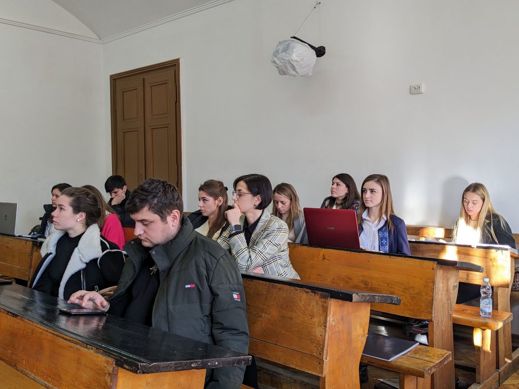 Медіа під час воєнного стану: у Чернівцях відбувся тематичний круглий стіл