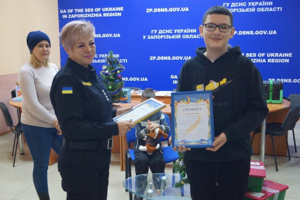 У Запоріжжі журналісти вручили нагороди дітям-волонтерам