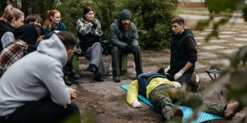 Навчання рятує життя: Фонд 2402 запустив серію навчальних відео з тактичної медицини та безпеки для журналістів