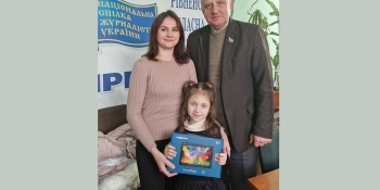 Маленькій донечці журналістки-переселенки НСЖУ передала планшет від італійських благодійників