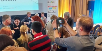 Російська війна проти України змінює журналістику – думки після конференції в Братиславі