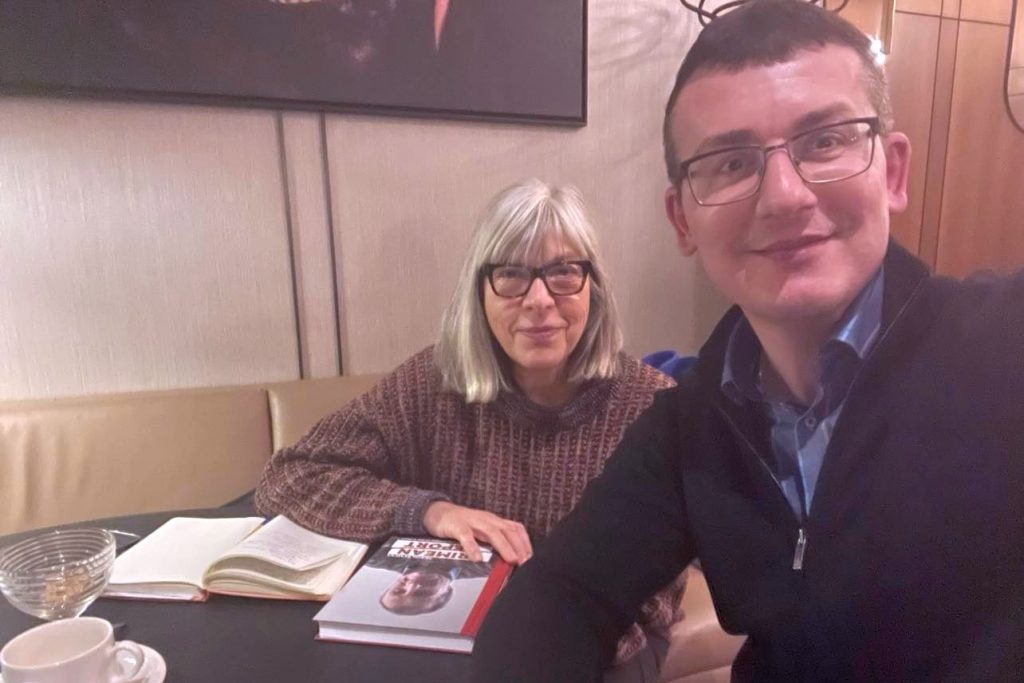 Голова НСЖУ Сергій Томіленко подарував Ребецці Гармс книгу журналіста, якого вона допомогла визволити з російської в’язниці