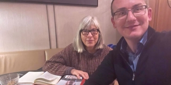 Голова НСЖУ Сергій Томіленко подарував Ребецці Гармс книгу журналіста, якого вона допомогла визволити з російської в’язниці