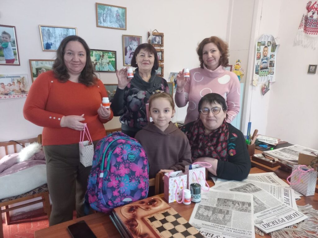 У Дніпрі запорізьку журналістку, що повернулася в Україну з Польщі, познайомили з колегами і вручили подарунки