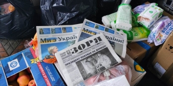 Тележурналіст Михайло Шарков разом із волонтерами доправив у Лиман і Бахмут місцеві газети і видання НСЖУ