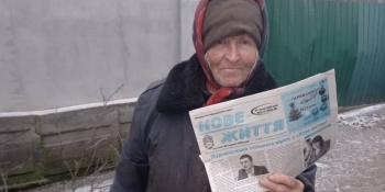 Військові, які захищають Бахмут і Соледар, допомагають журналістам поширювати українську пресу на передовій