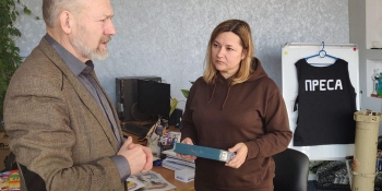 Children of fallen soldier and journalist receive tablet as gift from NUJU 19 Діти загиблого бійця і журналістки отримали в подарунок від НСЖУ планшет