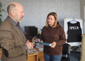 Діти загиблого бійця і журналістки отримали в подарунок від НСЖУ планшет