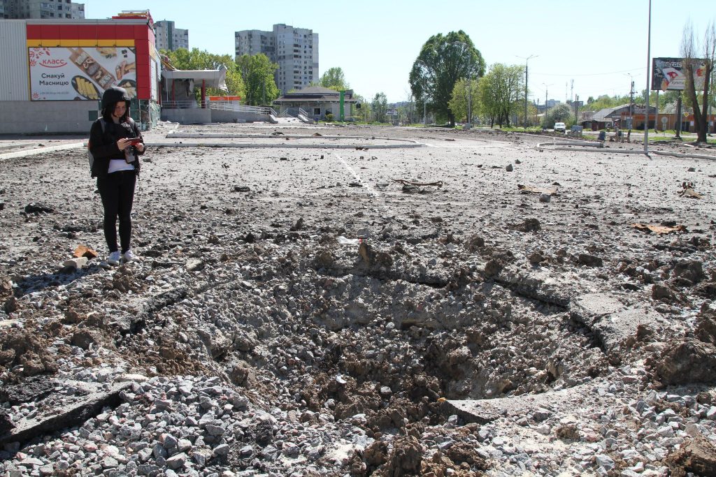 Вирва від снаряду на зорілому рінку Салтівки