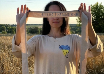 Тележурналістка Ольга Дрозд створює ексклюзивні вишиті сукні для благодійних аукціонів