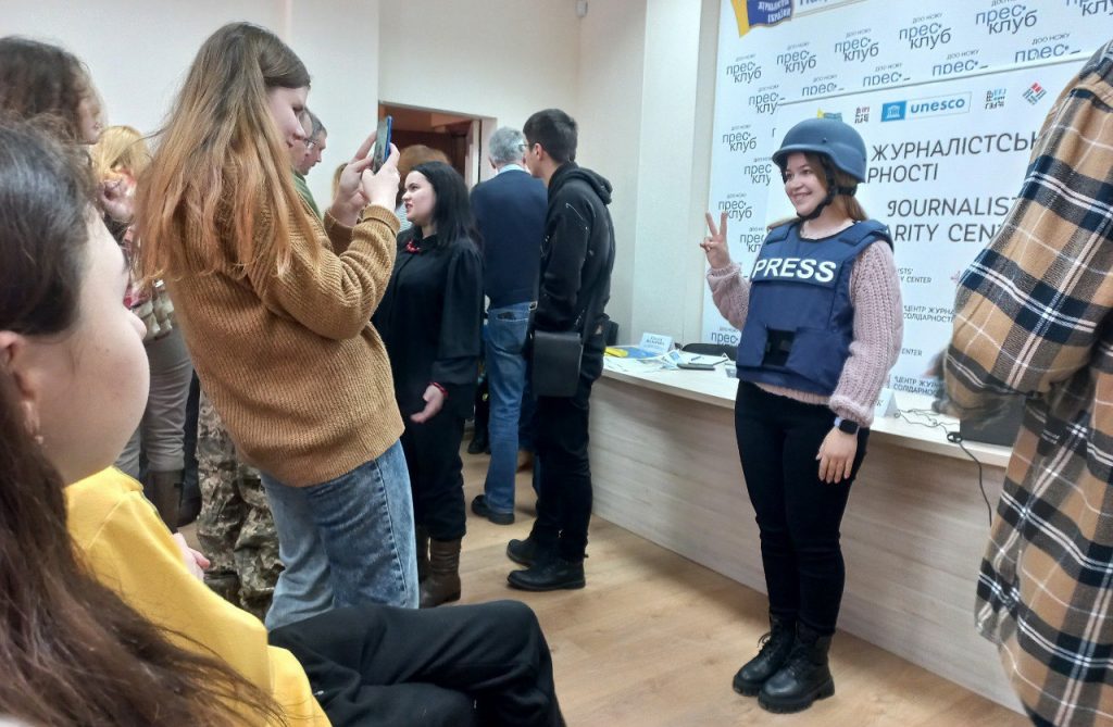 «Репутація, ризики і тонкощі перекладу», – у Дніпровському Центрі журналістської солідарності знайомилися з фіксерством