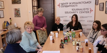 В Івано-Франківську для журналістів провели майстер-клас із виготовлення натуральних парфумів